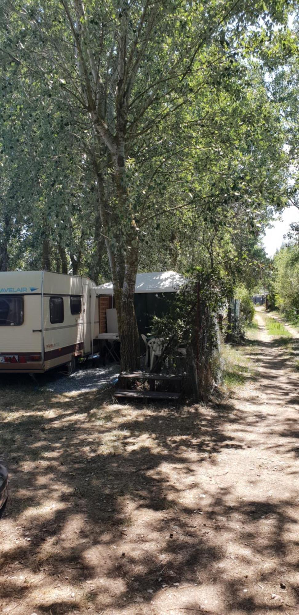 Cote Caravane Front De Campsite Vias